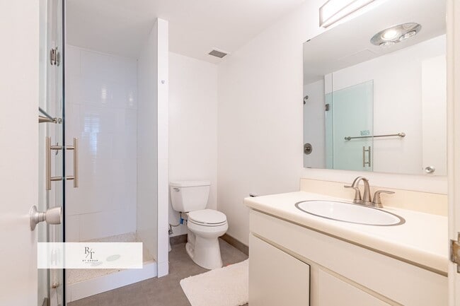 Building Photo - Modern 2-Bedroom Condo with Premium Amenities in Los Angeles