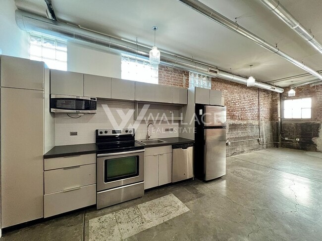 Building Photo - DOWNTOWN LIVING WITH PRIVATE GATED ENTRANCE 1 BEDROOM / 1 BATH