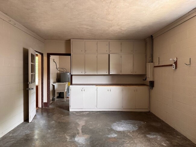 Building Photo - 2 BED, 2 BATH BRICK HOME LOCATED IN ASHEBORO!