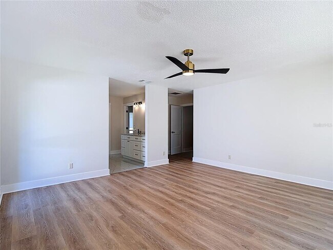 Building Photo - 4072 Belmoor Dr
