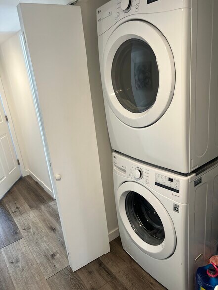 Building Photo - 1121 1/2 N Berendo St