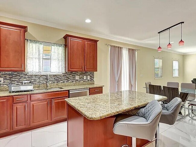 Building Photo - 1018 SW Eckard Ave