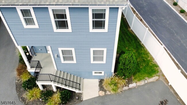 Building Photo - 156 Broad St