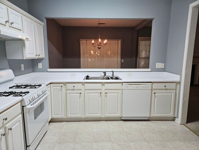 Building Photo - Rare 3 bed 2.5 bath Townhome home located ...