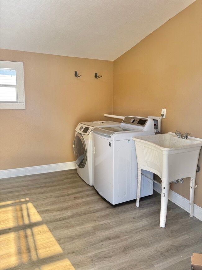 Building Photo - 5904 N Eustace Ave