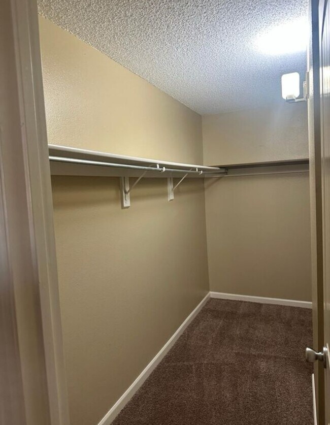 Building Photo - Available now! Great Condo in Great Location!