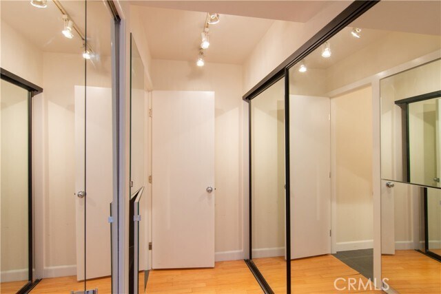 Building Photo - 600 W 9th St