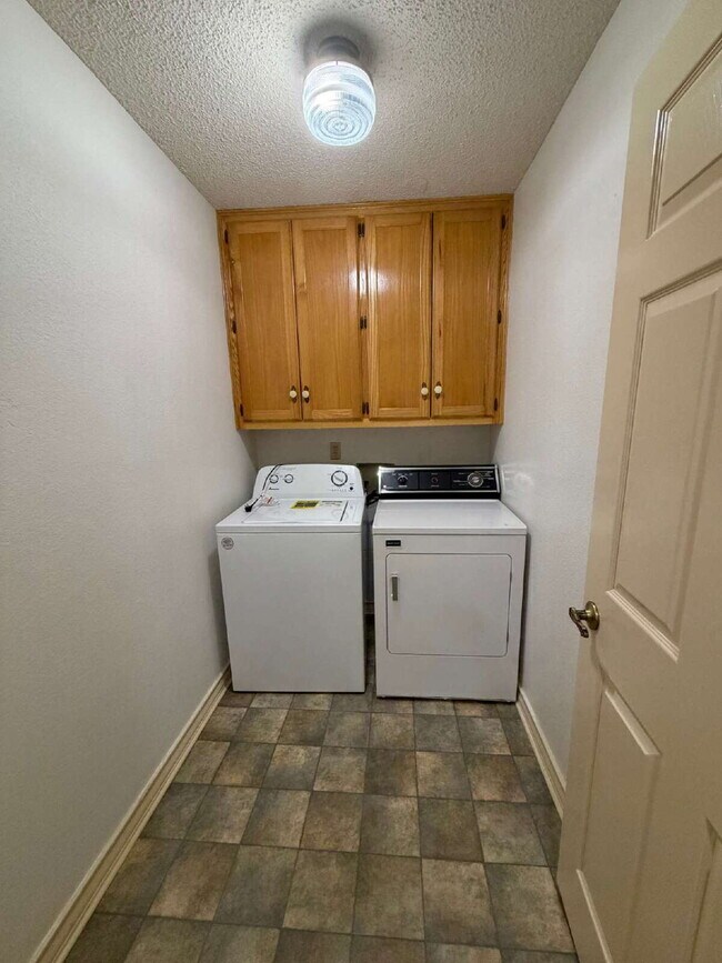 Building Photo - 2 bedroom 2 bath well maintained home close to city park!