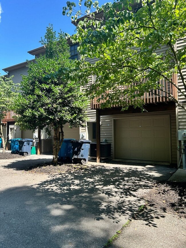 Building Photo - Like New Townhome in Old SW! Close to Cari...