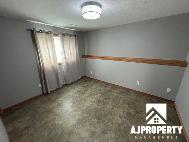 Building Photo - 4604 S Dunlap Ave