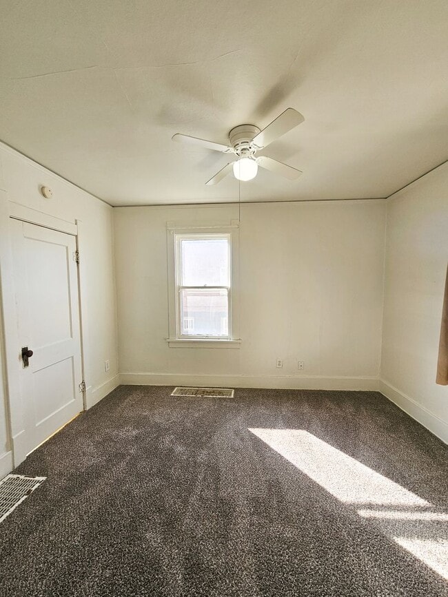 Building Photo - 4 Bedroom Home Located Downtown