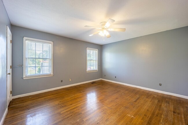 Building Photo - 407 Holly Dr