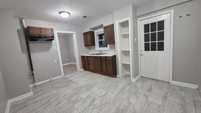 Building Photo - 3569 Bayliss Ave