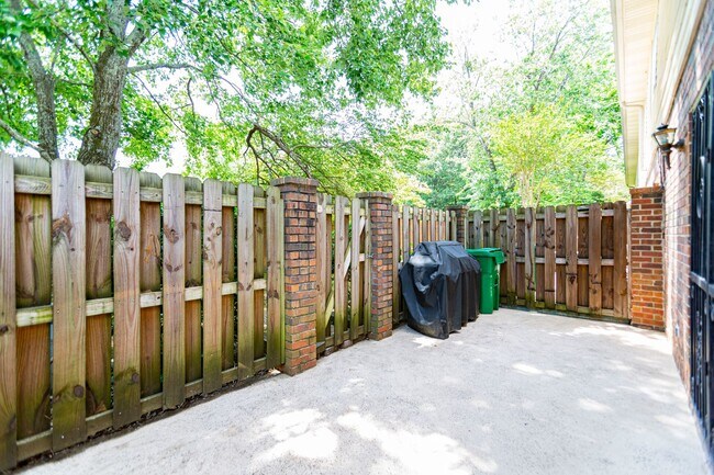 Building Photo - 2bd Townhome in the Heart of Tucker