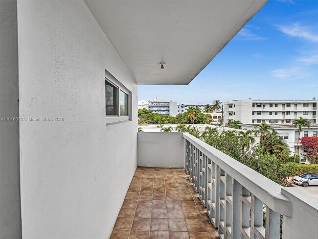 Building Photo - 1030 9th St