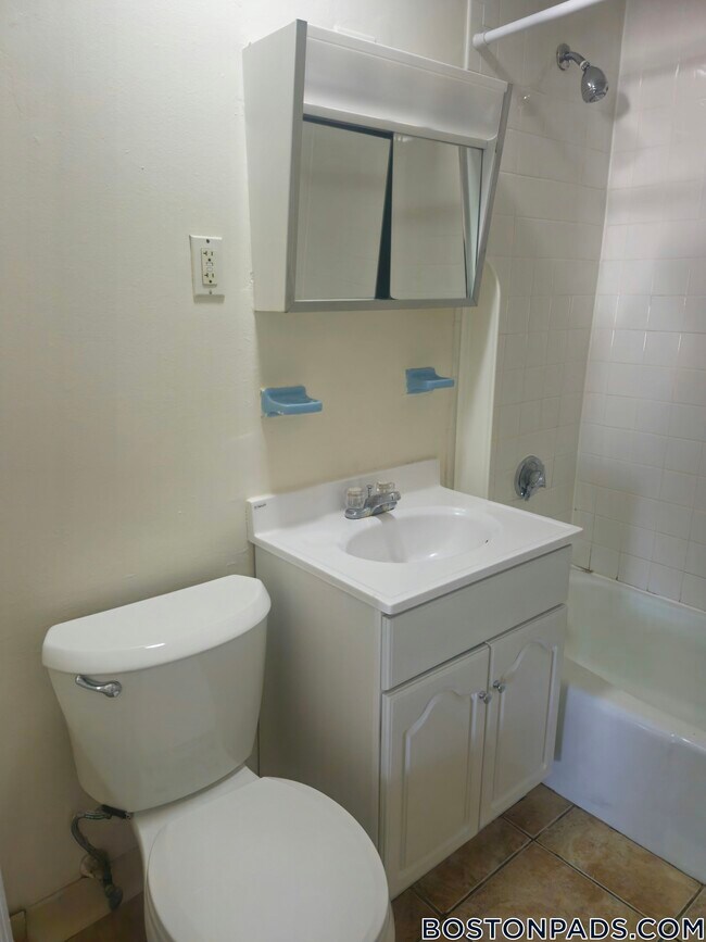 Building Photo - 122 Dustin St