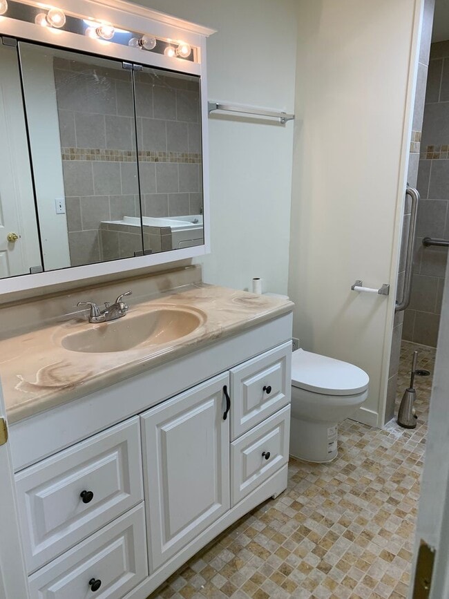 Building Photo - **Daisey King **