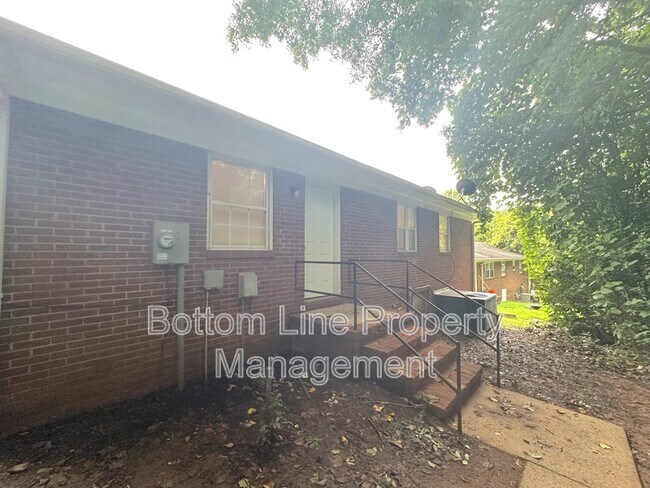 Building Photo - 1713 Longleaf Dr