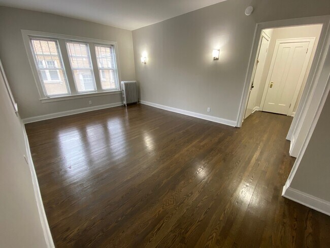 Building Photo - 734 Reba Pl