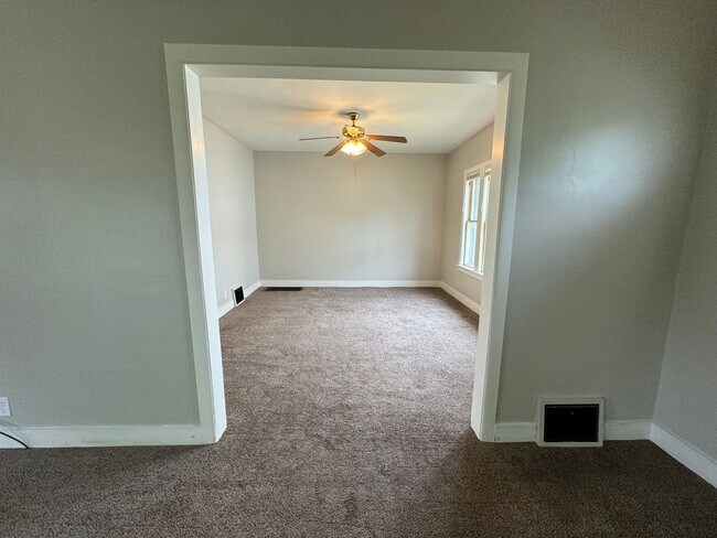 Building Photo - Newly updated 3 bd single fam house ( NO VOUCHERS)