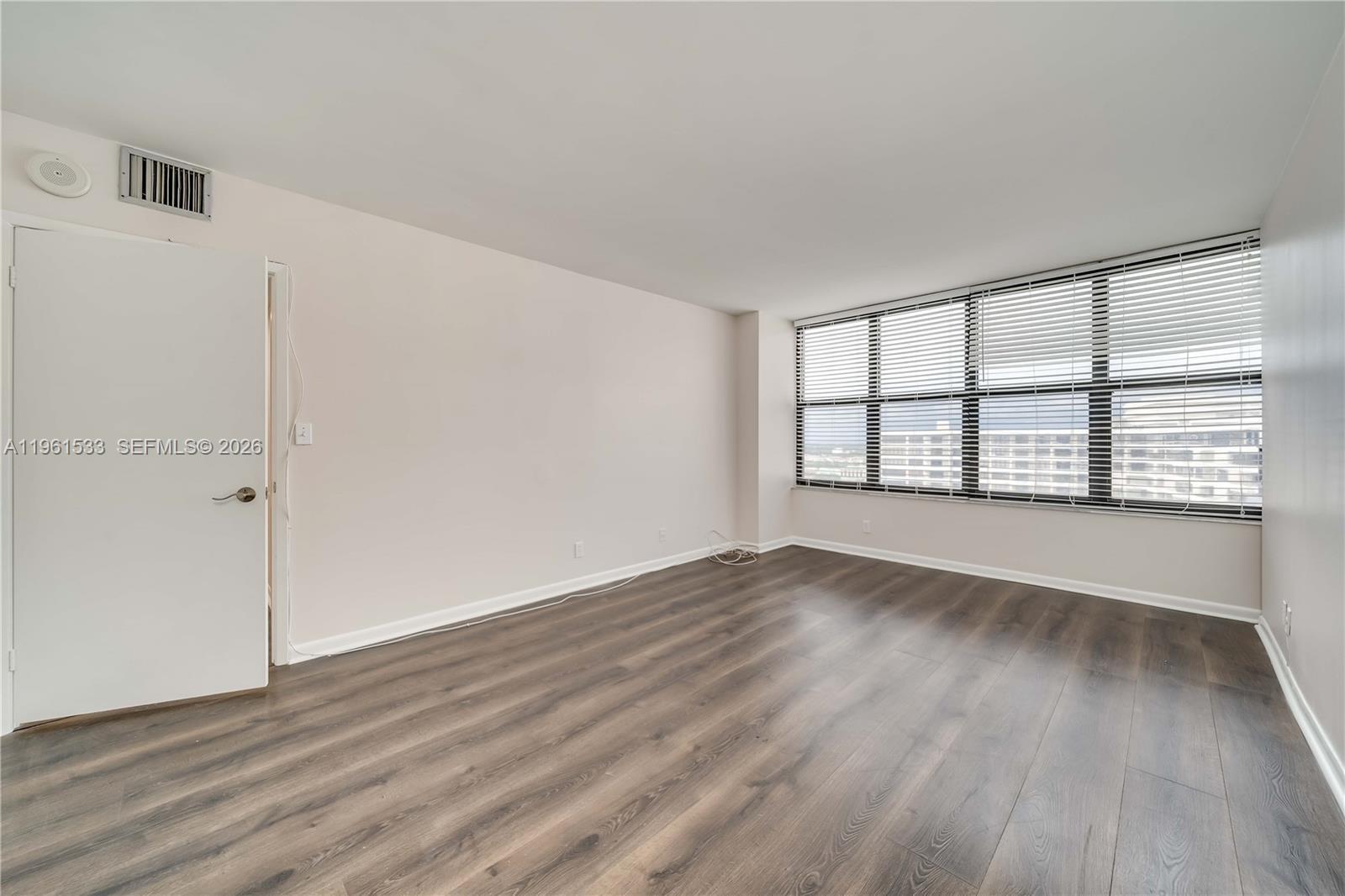 Building Photo - 2500 Parkview Dr