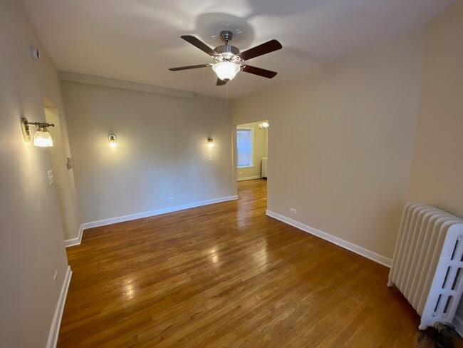 Building Photo - 1345 1/2 W Touhy Ave