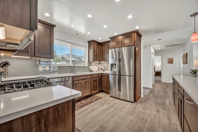 Building Photo - FULLY FURNISHED MOUNTAIN VIEW RETREAT with HOT TUB, RV PARKING & NO HOA
