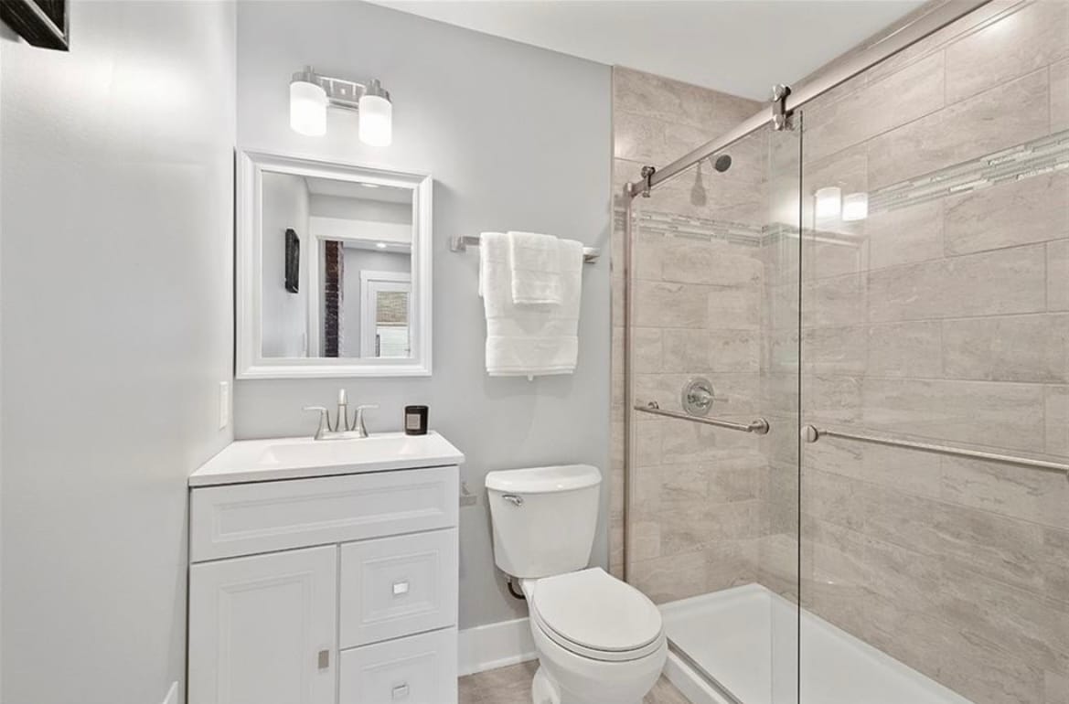 Master Bath - 1721 Sarah St