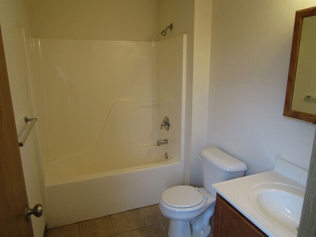 Building Photo - 605-607 Glenstone Dr.