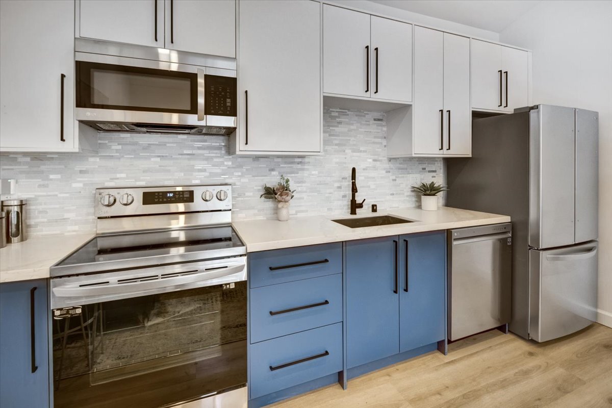 Kitchen Cabinets and Stainless Steel Appliances - 3225 Hannah St