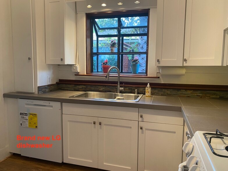 Building Photo - 648 Woodlawn Ave