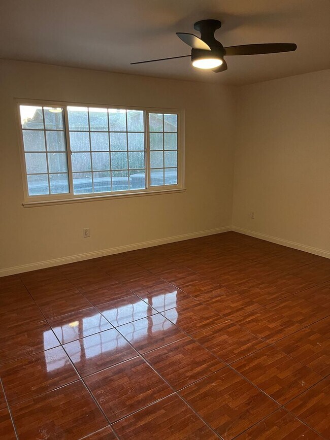 Building Photo - Large 3 Bed. 2 Bath with Pool
