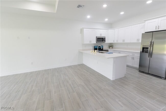 Building Photo - 871 Duplex St E