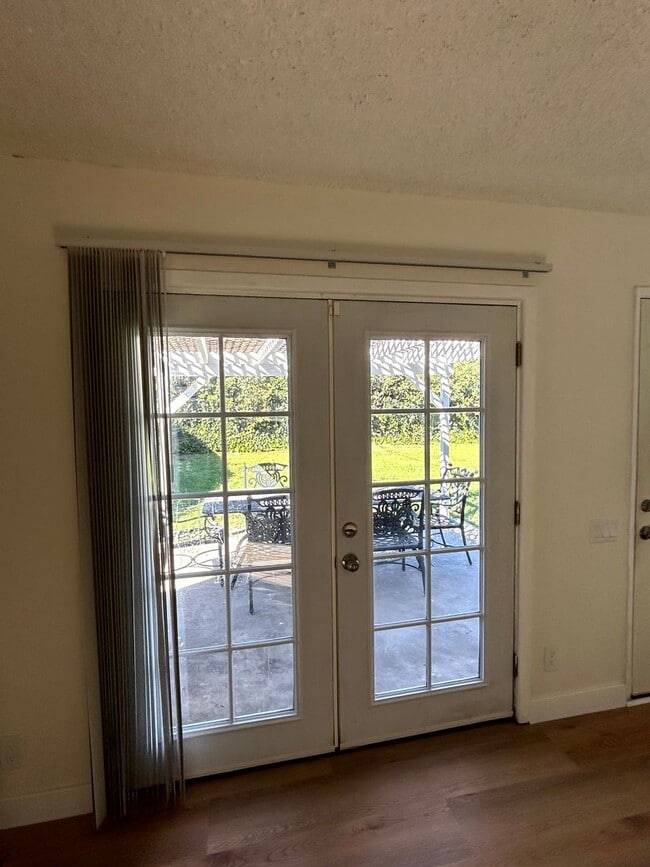 Building Photo - Spacious 4-Bed, 2-Bath Home with a Large Backyard in Prime West Hills!