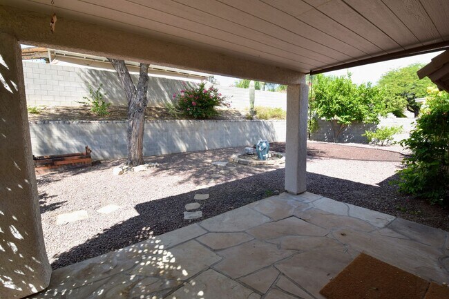 Building Photo - Bright & Open SE Tucson 3 Bed 2 Bath with ...