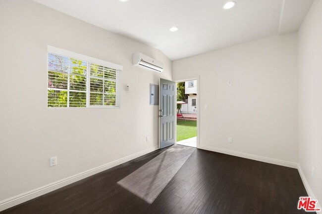 Building Photo - 120 S Poinsettia Pl