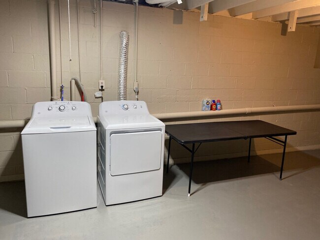 Building Photo - 305 Red Bird Way