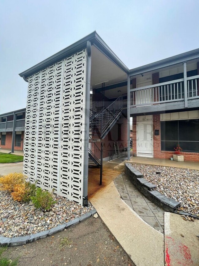 Primary Photo - 6055 Barton Ave
