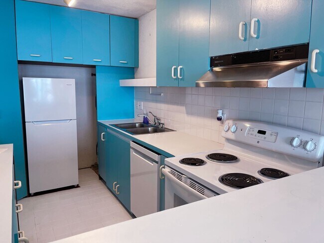 NEWLY REMOLDED KITCHEN WITH NEW APPLIANCES - 1370 Alki Ave SW