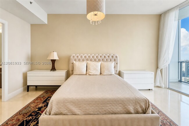Building Photo - 15811 Collins Ave
