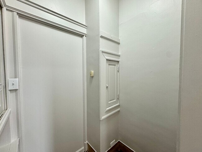 Building Photo - 301 W McMillan St