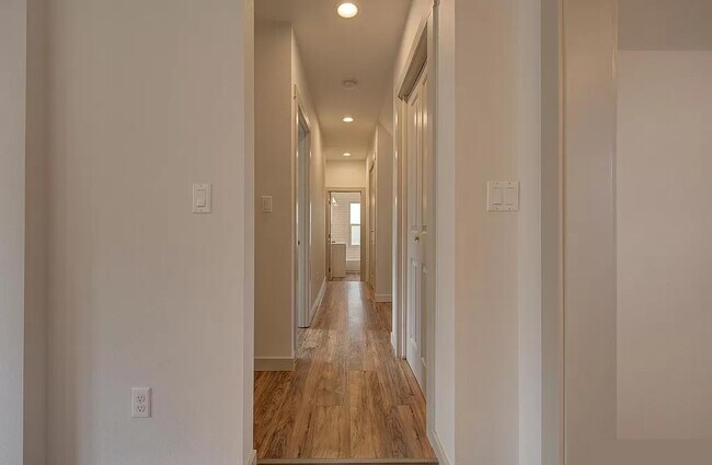 Building Photo - 1191 SE Jefferson St