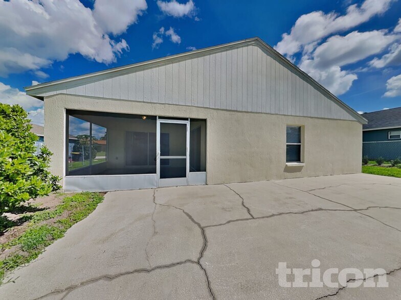 Building Photo - 7641 Manor Dr