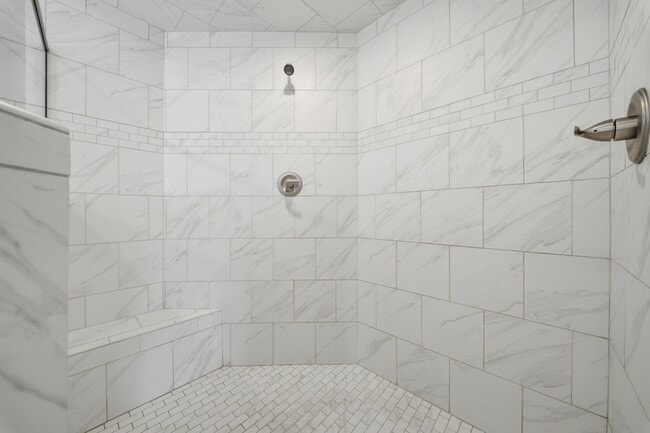 Building Photo - 1824 Hazelwood Rd