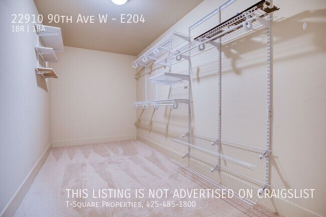 Building Photo - Beautifully Updated 1 Bedroom Condo w/Priv...