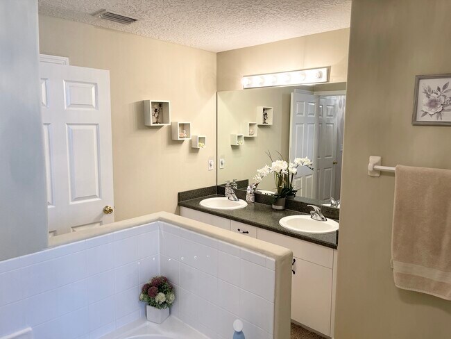 Building Photo - 35 Postman Ln