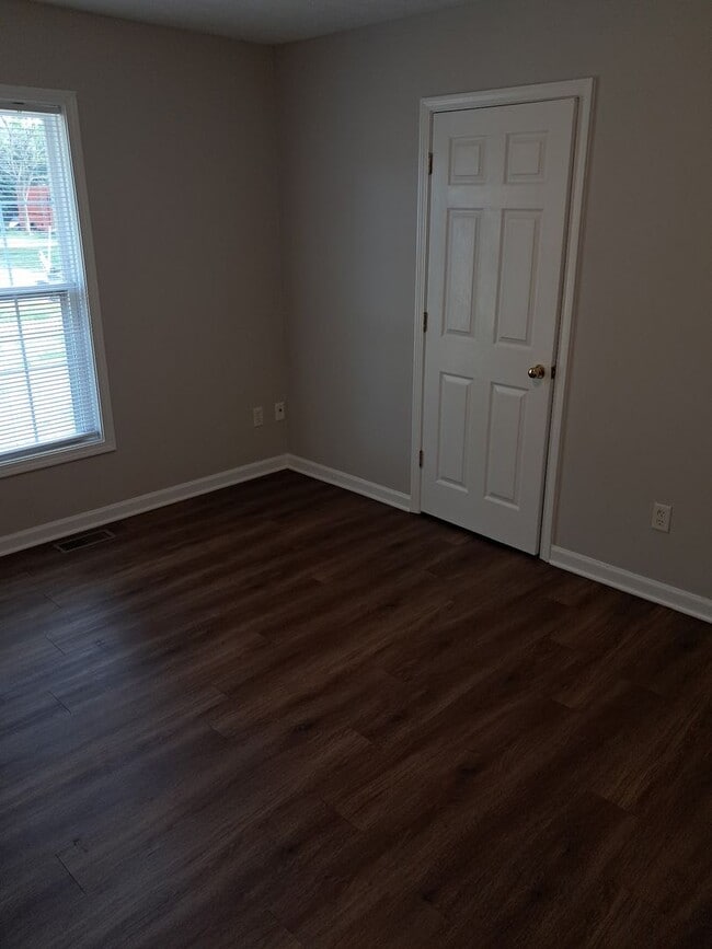 Building Photo - 2 Bedroom and 1 Bathroom Duplex