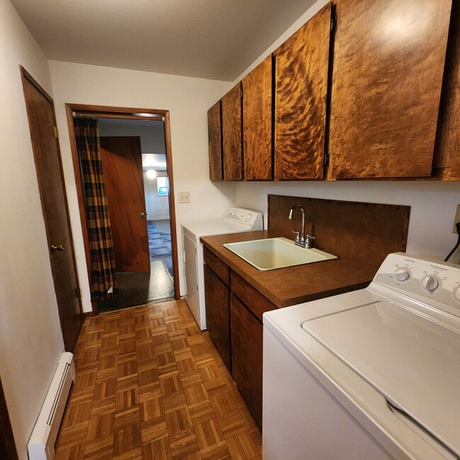 Building Photo - Incredible 3 Bed 1.5 Bath with Sauna and P...