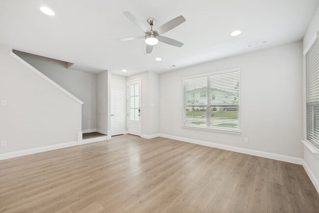 Building Photo - Modern 3 Bedroom, 2.5 Bath Townhome in a Gated Community for Lease!