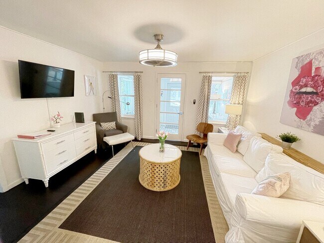 Building Photo - 835 NE 21st Dr